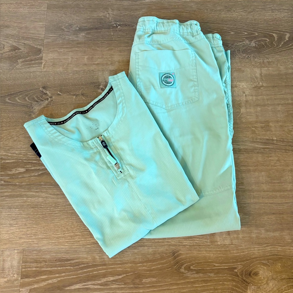 KOI Lite scrubs set